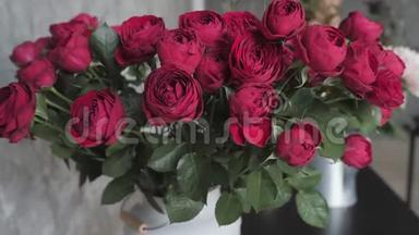 合上盛开的红玫瑰.. <strong>鲜花店</strong>，车间.. 花卉、手工制作和艺术品概念